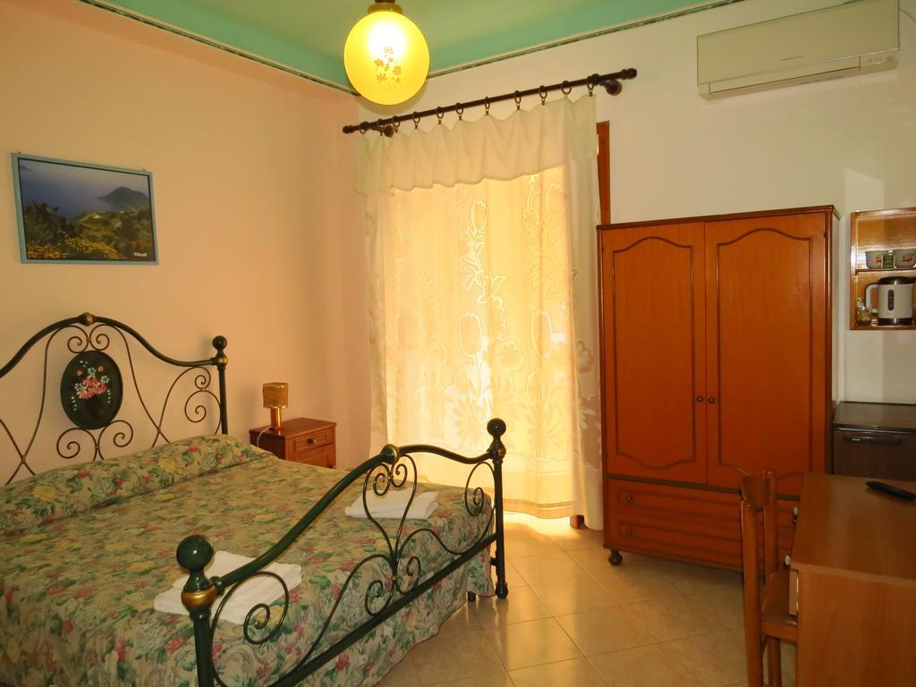 Casa Vittorio B&B Λίπαρι Δωμάτιο φωτογραφία
